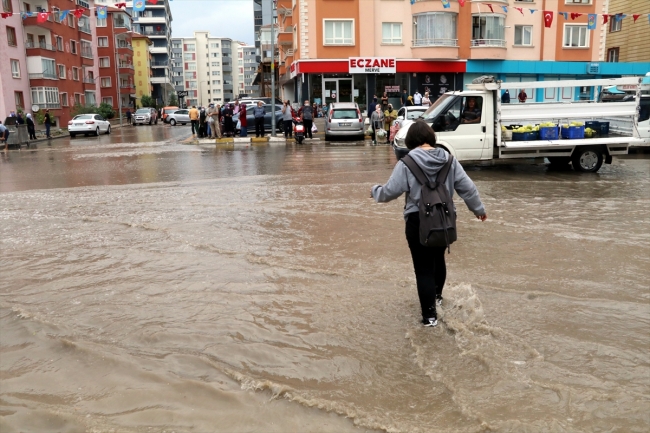 Çankırı'da sağanak nedeniyle ev ve iş yerlerini su bastı